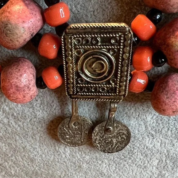 Elegant pink  and Black Beaded Necklace - Picture 2 of 6